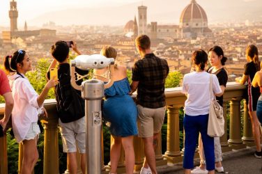 ragazzi in punto panoramico di firenza